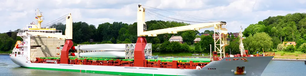 Frachtschiff mit Einzelteilen für Windkraftanlagen Flügel